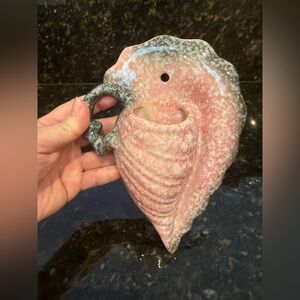 VINTAGE HULL CONCH SHELL SPECKLED PINK AND GRAY WALL POCKET 7 1/2" W13